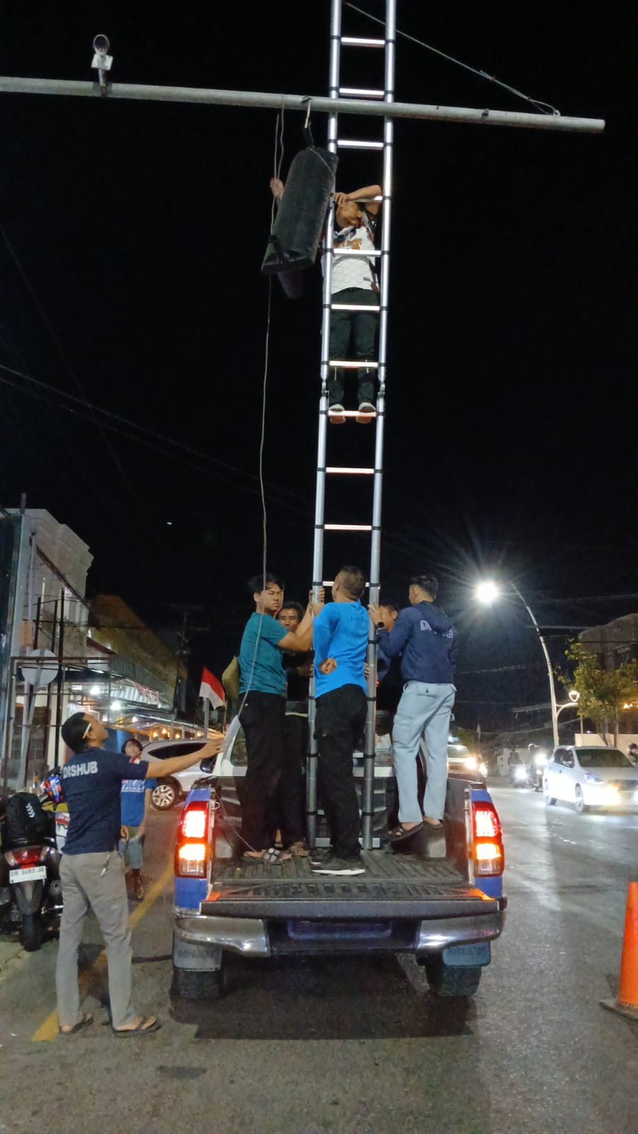 Demi Keselamatan Pengguna Jalan, Tim tekhisi Dishub Provinsi Gorontalo tetap sigap melakukan Pemeliharaan Traffic Light simpang empat BRI Andalas